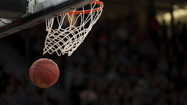 NBA比赛精彩扣篮集锦，球员飞跃防守者